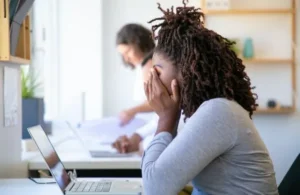 Especialista ministrando palestras para empresas sobre saúde mental e prevenção ao burnout